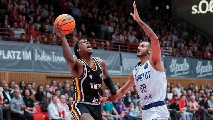 Im Bild: v.li. Marcus Carr(Wuerzburg Baskets, 5) gegen Adam Hanga (Joventut Badalona, 88) 03.02.2026, Fitness First Wuerzburg Baskets vs. Joventut Badalona, Basketball Champions League, Round of 16, Group K, 3. Spieltag, Deutschland, 97072, tectake-Arena Wuerzburg, Copyright: HMBxMedia xJulienxBecker