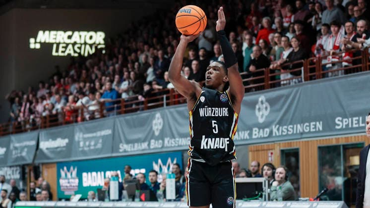 Im Bild: Marcus Carr(Wuerzburg Baskets, 5) mit dem Dreier 03.02.2026, Fitness First Wuerzburg Baskets vs. Joventut Badalona, Basketball Champions League, Round of 16, Group K, 3. Spieltag, Deutschland, 97072, tectake-Arena Wuerzburg, Copyright: HMBxMedia xJulienxBecker