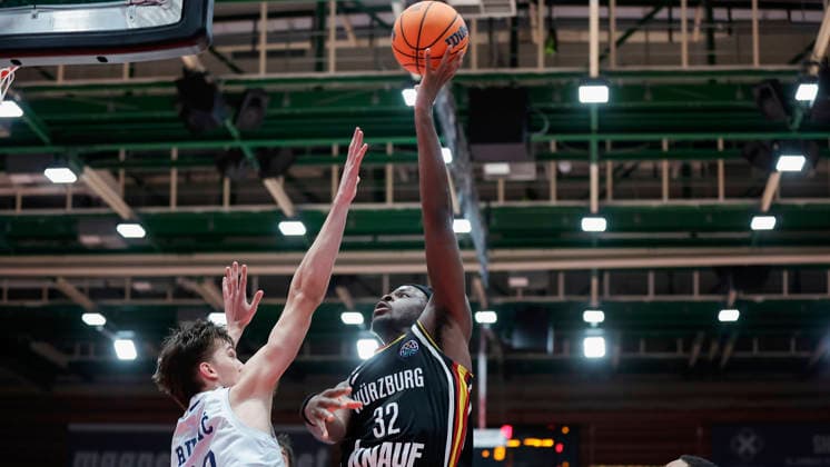 Im Bild: v.li. Michael Ruzic (Joventut Badalona, 23) gegen Charles Thompson (Wuerzburg Baskets, 32) 03.02.2026, Fitness First Wuerzburg Baskets vs. Joventut Badalona, Basketball Champions League, Round of 16, Group K, 3. Spieltag, Deutschland, 97072, tectake-Arena Wuerzburg, Copyright: HMBxMedia xJulienxBecker