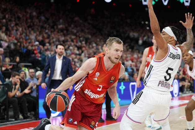 Niels Giffey (FC Bayern Basketball, 05) mit Justin Robinson (Paris Basketball, 05), GER, FC Bayern Basketball vs. Paris Basketball, Basketball, Euroleague, 26. Spieltag, Saison 2025 2026, 03.02.2026, GER, FC Bayern Basketball vs. Paris Basketball, Basketball, Euroleague, 26. Spieltag, Saison 2025 2026, 03.02.2026 Muenchen Copyright: xEibner-Pressefoto JennixMaulx EP_JML