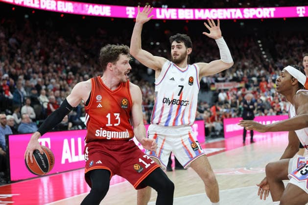 Andreas Obst (FC Bayern Basketball, 13) mit Sebastian Herrera (Paris Basketball, 07), GER, FC Bayern Basketball vs. Paris Basketball, Basketball, Euroleague, 26. Spieltag, Saison 2025 2026, 03.02.2026, GER, FC Bayern Basketball vs. Paris Basketball, Basketball, Euroleague, 26. Spieltag, Saison 2025 2026, 03.02.2026 Muenchen Copyright: xEibner-Pressefoto JennixMaulx EP_JML