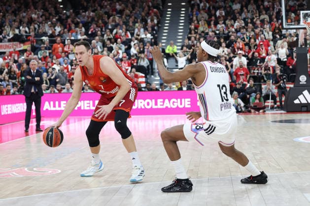 Johannes Voigtmann (FC Bayern Basketball, 07) mit Allan Dokossi (Paris Basketball, 13), GER, FC Bayern Basketball vs. Paris Basketball, Basketball, Euroleague, 26. Spieltag, Saison 2025 2026, 03.02.2026, GER, FC Bayern Basketball vs. Paris Basketball, Basketball, Euroleague, 26. Spieltag, Saison 2025 2026, 03.02.2026 Muenchen Copyright: xEibner-Pressefoto JennixMaulx EP_JML
