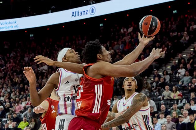 Turkish Airlines EuroLeague Basketball, FC Bayern Munich Basketball vs Paris Basketball, München FC Bayern Basketball, Munich FC Bayern Basketball, Paris Basketball, 2026-02-03 in München (SAP Garden) MCCORMACK David (FC Bayern Munich Basketball Center (Nr.33) BAY33 ), DOKOSSI Allan (Paris Basketball Center Nr13-PBB13) sportworld München SAP Garden Bayern Deutschland