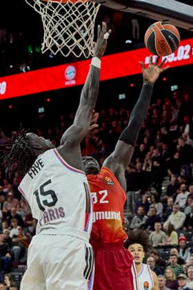 Turkish Airlines EuroLeague Basketball, FC Bayern Munich Basketball vs Paris Basketball, München FC Bayern Basketball, Munich FC Bayern Basketball, Paris Basketball, 2026-02-03 in München (SAP Garden) GABRIEL Wenyen (FC Bayern Munich Basketball Center (Nr.32) BAY32 ), FAYE Mouhamed (Paris Basketball Center Nr15-PBB15) sportworld München SAP Garden Bayern Deutschland