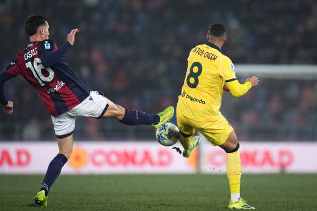 AC MilanÕs Ruben Loftus-Cheek fights for the ball with Bologna s Nicolo Casale during the Serie A soccer match between Bologna and Milan at the Renato DallÕAra Stadium in Bologna, north Italy - Tuesday, February 3, 2026 -  Copyright: xMassimoxPaolone LaPressex
