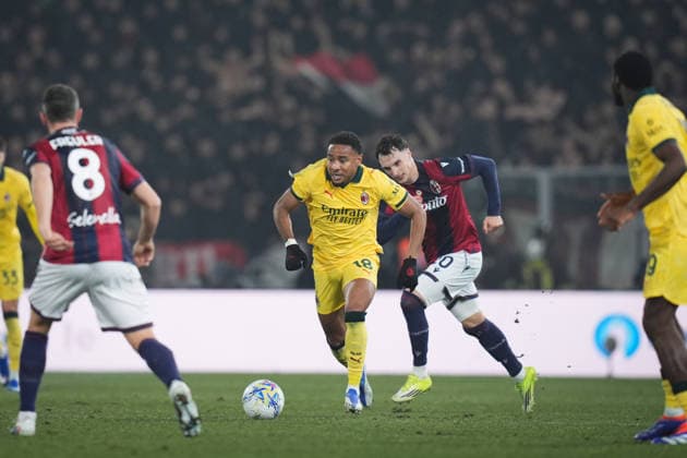 AC Milan s Christopher Nkunku fights for the ball with Bologna s Nadir Zortea during the Serie A soccer match between Bologna and Milan at the Renato DallÕAra Stadium in Bologna, north Italy - Tuesday, February 3, 2026 -  Copyright: xMassimoxPaolone LaPressex