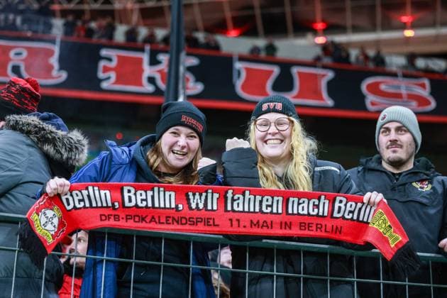 Fußball DFB-Pokal Viertelfinale Bayer 04 Leverkusen - FC St. Pauli am 03.02.2026 in der BayArena in Leverkusen Fanblock Fans von Leverkusen Fans halten einen Schal mit der Aufschrift: Berlin, Berlin, wir fahren nach Berlin DFB regulations prohibit any use of photographs as image sequences and or quasi-video. *** Soccer DFB Pokal Quarterfinal Bayer 04 Leverkusen FC St Pauli on 03 02 2026 at BayArena in Leverkusen Fanblock Fans of Leverkusen fans hold a scarf with the inscription Berlin, Berlin, wir fahren nach Berlin DFB regulations prohibit any use of photographs as image sequences and or quasi video xJRx