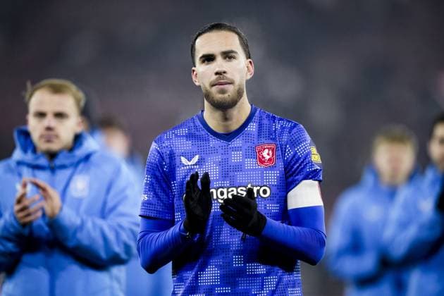 ALKMAAR - Ramiz Zerrouki of FC Twente thanks the crowd after the loss of the quarterfinal KNVB Cup match between AZ Alkmaar and FC Twente at the AFAS Stadium on February 3, 2026, in Alkmaar, Netherlands. TOBIAS KLEUVER ANP Dutch KNVB Beker quarterfinals 2025-2026 xVIxANPxSportx xxANPxIVx 549570523 originalFilename: 549570523.jpg