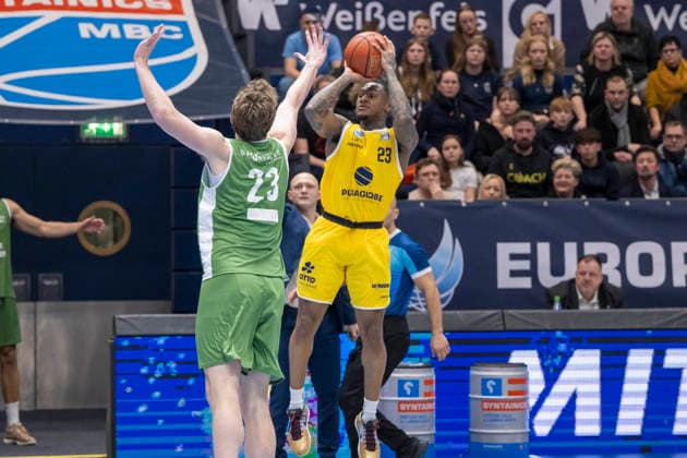 European North Basketball League, ENBL, -2025 2026 - Syntainics MBC vs.Hefte Helfen Bulls Kapfenberg Weissenfels, Deutschland 03.Februar 2026: Im Bild:v.li.Alex Gross (Kapfenberg) und Charles Callison (Weissenfels) Weissenfels Stadthalle Weissenfels Sachsen-Anhalt Deutschland