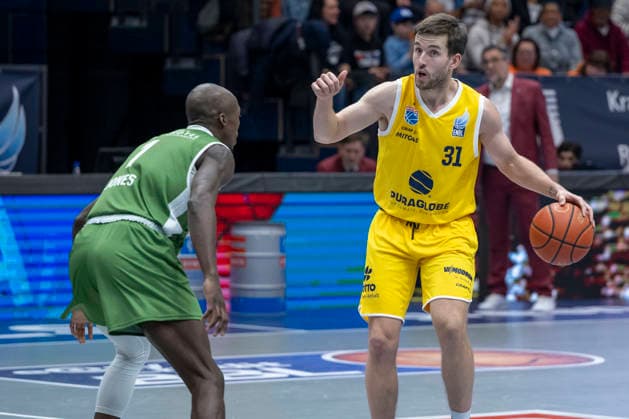 European North Basketball League, ENBL, -2025 2026 - Syntainics MBC vs.Hefte Helfen Bulls Kapfenberg Weissenfels, Deutschland 03.Februar 2026: Im Bild:v.li.Andrew Jones (Kapfenberg) und Spencer Reaves (Weissenfels) Gestik, Geste, gestikuliert, Weissenfels Stadthalle Weissenfels Sachsen-Anhalt Deutschland