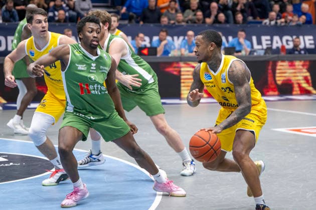 European North Basketball League, ENBL, -2025 2026 - Syntainics MBC vs.Hefte Helfen Bulls Kapfenberg Weissenfels, Deutschland 03.Februar 2026: Im Bild:v.li.Taye Fields (Kapfenberg) und Spencer Reaves (Weissenfels) Weissenfels Stadthalle Weissenfels Sachsen-Anhalt Deutschland