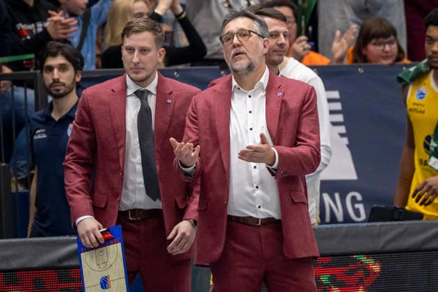 European North Basketball League, ENBL, -2025 2026 - Syntainics MBC vs.Hefte Helfen Bulls Kapfenberg Weissenfels, Deutschland 03.Februar 2026: Im Bild:v.li.Co Trainer Brett Nomm (Weissenfels) und Interims Trainer Silvano Poropat (Weissenfels) Gestik, Geste, gestikuliert, Weissenfels Stadthalle Weissenfels Sachsen-Anhalt Deutschland