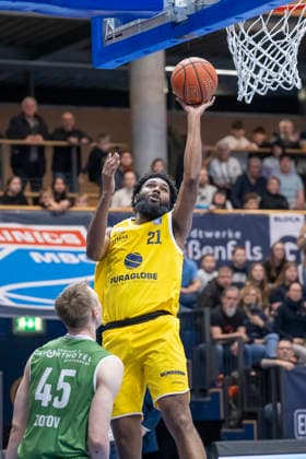 European North Basketball League, ENBL, -2025 2026 - Syntainics MBC vs.Hefte Helfen Bulls Kapfenberg Weissenfels, Deutschland 03.Februar 2026: Im Bild:v.li.Vitalii Zotov (Kapfenberg) und RJ Gunn (Weissenfels) Weissenfels Stadthalle Weissenfels Sachsen-Anhalt Deutschland