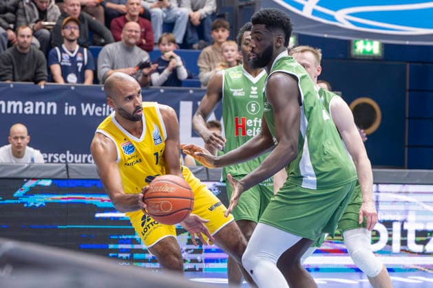 European North Basketball League, ENBL, -2025 2026 - Syntainics MBC vs.Hefte Helfen Bulls Kapfenberg Weissenfels, Deutschland 03.Februar 2026: Im Bild:v. li. im Zweikampf Akeem Vargas (Weissenfels) und Ryan Lobreau (Kapfenberg) Weissenfels Stadthalle Weissenfels Sachsen-Anhalt Deutschland