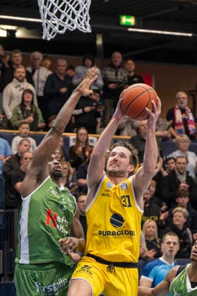 European North Basketball League, ENBL, -2025 2026 - Syntainics MBC vs.Hefte Helfen Bulls Kapfenberg Weissenfels, Deutschland 03.Februar 2026: Im Bild:v. li. im Zweikampf Taye Fields (Kapfenberg) und Spencer Reaves (Weissenfels) Weissenfels Stadthalle Weissenfels Sachsen-Anhalt Deutschland