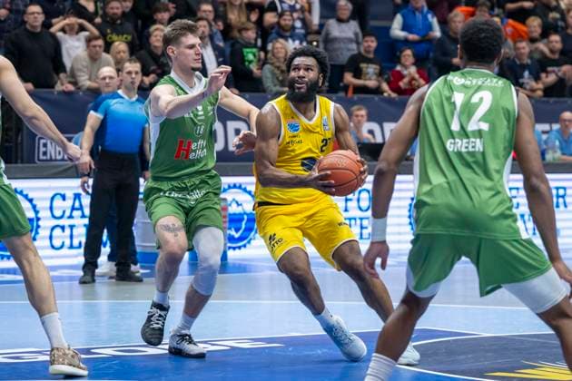 European North Basketball League, ENBL, -2025 2026 - Syntainics MBC vs.Hefte Helfen Bulls Kapfenberg Weissenfels, Deutschland 03.Februar 2026: Im Bild:v.li.Daniel Grgic (Kapfenberg) und RJ Gunn (Weissenfels) Weissenfels Stadthalle Weissenfels Sachsen-Anhalt Deutschland