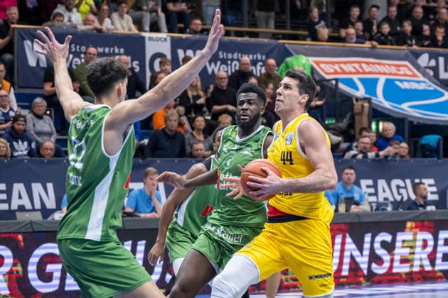 European North Basketball League, ENBL, -2025 2026 - Syntainics MBC vs.Hefte Helfen Bulls Kapfenberg Weissenfels, Deutschland 03.Februar 2026: Im Bild:v.li.Nemanja Krstic (Kapfenberg), Taye Fields (Kapfenberg) und Jure Planinic (Weissenfels) Weissenfels Stadthalle Weissenfels Sachsen-Anhalt Deutschland