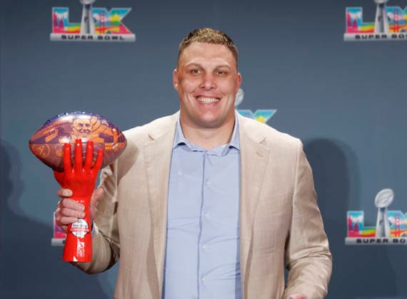 Denver Broncos Garett Bolles wins the Alan Page Community Award at the NFLPA press conference, PK, Pressekonferenz in the days leading up to Super Bowl LX in San Francisco on Tuesday, February 3, 2026. The New England Patriots will play the Seattle Seahawks in Super Bowl LX at Levi s Stadium in Santa Clara on Sunday, February 8, 2026.  SBP20260203140 JOHNxANGELILLO