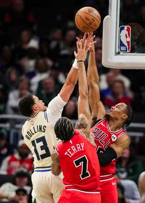 (260204) -- MILWAUKEE, Feb. 4, 2026 -- Milwaukee Bucks Ryan Rollins (L) drives to the basket as Chicago Bulls Dalen Terry (C) and Isaac Okoro defend during the 2025-2026 NBA, Basketball Herren, USA regular season basketball game between Milwaukee Bucks and Chicago Bulls in Milwaukee, the United States, on Feb. 3, 2026. (Photo by Xinhua) (SP)U.S.-MILWAUKEE-BASKETBALL-NBA-BUCKS VS BULLS JoelxLerner 