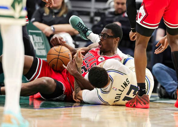 (260204) -- MILWAUKEE, Feb. 4, 2026 -- Chicago Bulls Jalen Smith (top) and Milwaukee Bucks Ryan Rollins fight for a loose ball during the 2025-2026 NBA, Basketball Herren, USA regular season basketball game between Milwaukee Bucks and Chicago Bulls in Milwaukee, the United States, on Feb. 3, 2026. (Photo by Xinhua) (SP)U.S.-MILWAUKEE-BASKETBALL-NBA-BUCKS VS BULLS JoelxLerner 