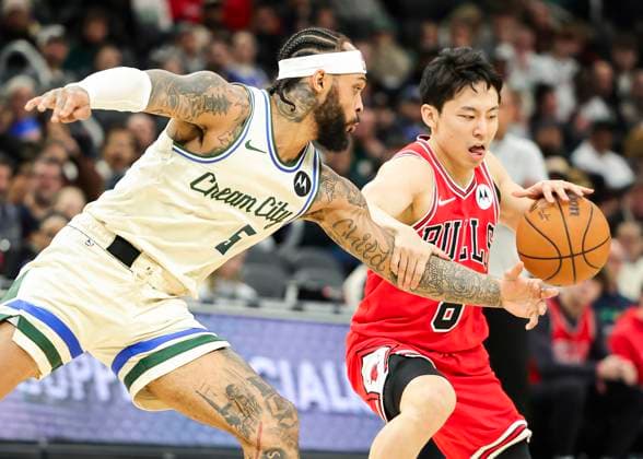 (260204) -- MILWAUKEE, Feb. 4, 2026 -- Milwaukee Bucks Gary Trent Jr. (L) defends Chicago Bulls Kawamura Yuki during the 2025-2026 NBA, Basketball Herren, USA regular season basketball game between Milwaukee Bucks and Chicago Bulls in Milwaukee, the United States, on Feb. 3, 2026. (Photo by Xinhua) (SP)U.S.-MILWAUKEE-BASKETBALL-NBA-BUCKS VS BULLS JoelxLerner 