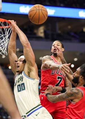 (260204) -- MILWAUKEE, Feb. 4, 2026 -- Chicago Bulls Dalen Terry (C) blocks the shot of Milwaukee Bucks Jericho Sims (L) during the 2025-2026 NBA, Basketball Herren, USA regular season basketball game between Milwaukee Bucks and Chicago Bulls in Milwaukee, the United States, on Feb. 3, 2026. (Photo by Xinhua) (SP)U.S.-MILWAUKEE-BASKETBALL-NBA-BUCKS VS BULLS JoelxLerner 