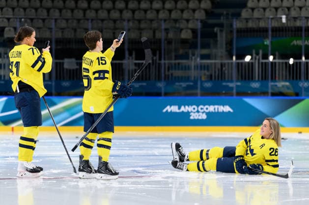 260204 Anna Kjellbin and Lisa Johansson takes photos of Hanna Olsson of Sweden at a Ice hockey, Eishockey practice session during day -2 of the 2026 Winter Olympics on February 4, 2026 in Milan. Photo: Carl Sandin BILDBYRAN kod CS CS0847 ishockey ice hockey Olympic Games, Olympische Spiele, Olympia, OS olympics winter olympics os ol olympiska spel vinter-os olympiske leker milano cortina 2026 milan cortina 2026 milano cortina 2026 olympic games milano cortina 2026 winter olympic games milano cortina-os milano cortina-ol vinter-ol -2 bbeng *** 260204 Anna Kjellbin and Lisa Johansson takes photos of Hanna Olsson of Sweden at an ice hockey practice session during day 2 of the 2026 Winter Olympics on February 4, 2026 in Milan Photo Carl Sandin BILDBYRAN code CS CS0847 ice hockey ice hockey olympic games olympics winter olympics os ol olympiska spel vinter os olympiske leker milano cortina 2026 milan cortina 2026 milano cortina 2026 olympic games milano cortina 2026 winter olympic games milano cortina os milano cortina ol vinter ol 2 bbeng  Copyright: CARLxSANDIN BB260204CS003
