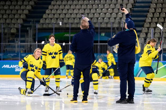 260204 Hanna Olsson and Lisa Johansson of Sweden take photos at a Ice hockey, Eishockey practice session during day -2 of the 2026 Winter Olympics on February 4, 2026 in Milan. Photo: Carl Sandin BILDBYRAN kod CS CS0847 ishockey ice hockey Olympic Games, Olympische Spiele, Olympia, OS olympics winter olympics os ol olympiska spel vinter-os olympiske leker milano cortina 2026 milan cortina 2026 milano cortina 2026 olympic games milano cortina 2026 winter olympic games milano cortina-os milano cortina-ol vinter-ol -2 bbeng *** 260204 Hanna Olsson and Lisa Johansson of Sweden take photos at an ice hockey practice session during day 2 of the 2026 Winter Olympics on February 4, 2026 in Milan Photo Carl Sandin BILDBYRAN code CS CS0847 ice hockey olympic games olympics winter olympics os ol olympiska spel vinter os olympiske leker milano cortina 2026 milan cortina 2026 milano cortina 2026 olympic games milano cortina 2026 winter olympic games milano cortina os milano cortina ol vinter ol 2 bbeng  Copyright: CARLxSANDIN BB260204CS017