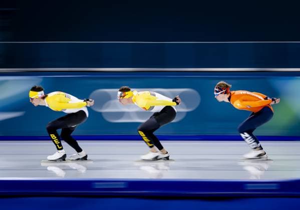 MILAN - Bart Swings of Belgium, Stijn van de Bunt, and Indra Medard of Belgium during a training session at the Milano Speed skating, Eisschnelllauf Stadium. The speed skaters are preparing for their participation in the Winter Olympics. SEM VAN DER WAL ANP xVIxANPxSportx xxANPxIVx 549618263 originalFilename: 549618263.jpg