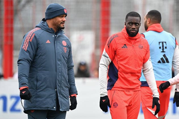 Trainer Vincent KOMPANY (Bayern Muenchen). Dayot UPAMECANO (Bayern Muenchen). Oeffentliches Training FC Bayern Muenchen auf dem Trainingsgelaende an der Saebener Strasse am 04.02.2026 Fussball 1. Bundesliga,Saison 2025 2026. *** Coach Vincent KOMPANY Bayern Muenchen Dayot UPAMECANO Bayern Muenchen Public training FC Bayern Muenchen at the training ground at Saebener Strasse on 04 02 2026 Soccer 1 Bundesliga,Season 2025 2026