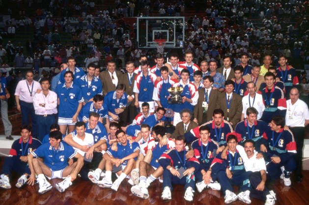 SQUADRA, team group, Mannschaftsbild, Totale Line up, Jugoslavia, Italia, Spagna, Campionati Europei Basket Roma, FIBA Euro Basket, 1991, Finale, Italia vs Jugoslavia 73-88, 29-06-1991, Esultanza, Celebration, Jubel, Coppa, Cup CAMPIONATI EUROPEI BASKET ROMA 1991 FINALE ITALIA-JUGOSLAVIA 73-