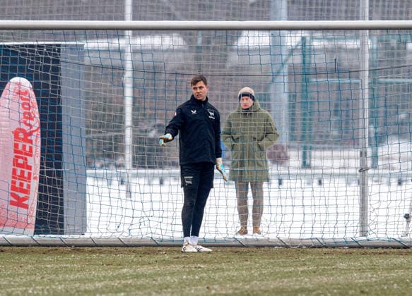 Fussball, Herren, Saison 2025 26, 2. Bundesliga, Hertha BSC, Training, v.l. Torhüter Tjark Ernst (Hertha BSC), Geschäftsführer Dr. Peter Görlich (Hertha BSC), 04.02. 2026,