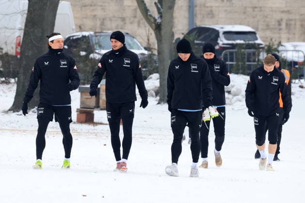 DEU, DFL, 2. FBL Hertha BSC, Training, 04.02.2026, Sportforum, Berlin, DEU, DFL, 2. FBL Hertha BSC, Training, im Bild Hertha-Spielerkreis, Fabian Reese (Hertha BSC Berlin 11), Marton Dardai (Hertha BSC Berlin 31) DFL - regulations prohibit any use of Photographs as image sequences and or quasi-video