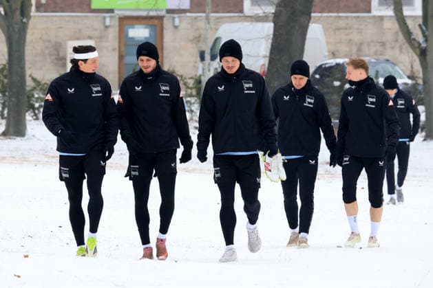 DEU, DFL, 2. FBL Hertha BSC, Training, 04.02.2026, Sportforum, Berlin, DEU, DFL, 2. FBL Hertha BSC, Training, im Bild Hertha-Spielerkreis, Fabian Reese (Hertha BSC Berlin 11), Marton Dardai (Hertha BSC Berlin 31) DFL - regulations prohibit any use of Photographs as image sequences and or quasi-video
