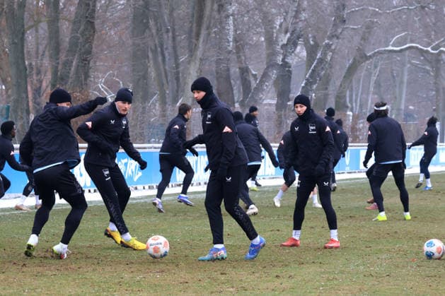 DEU, DFL, 2. FBL Hertha BSC, Training, 04.02.2026, Sportforum, Berlin, DEU, DFL, 2. FBL Hertha BSC, Training, im Bild Hertha-Spielerkreis, grüner Rasen DFL - regulations prohibit any use of Photographs as image sequences and or quasi-video