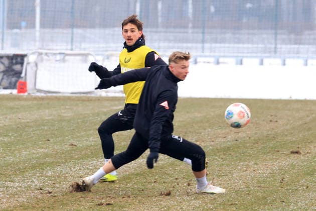 DEU, DFL, 2. FBL Hertha BSC, Training, 04.02.2026, Sportforum, Berlin, DEU, DFL, 2. FBL Hertha BSC, Training, im Bild Michal Karbownik (Hertha BSC Berlin 33), Julian Eitschberger (Hertha BSC Berlin 2) DFL - regulations prohibit any use of Photographs as image sequences and or quasi-video