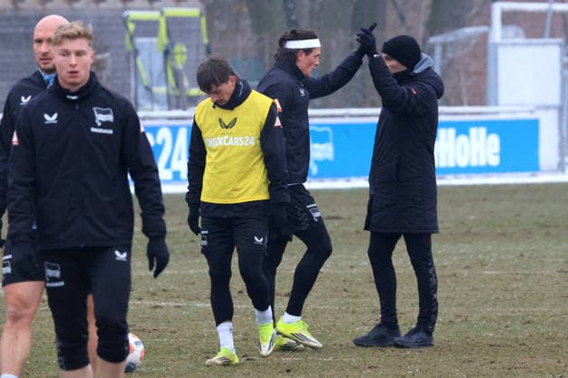 DEU, DFL, 2. FBL Hertha BSC, Training, 04.02.2026, Sportforum, Berlin, DEU, DFL, 2. FBL Hertha BSC, Training, im Bild Cheftrainer Stefan Leitl (Hertha BSC Berlin), Fabian Reese (Hertha BSC Berlin 11), Michal Karbownik (Hertha BSC Berlin 33) DFL - regulations prohibit any use of Photographs as image sequences and or quasi-video