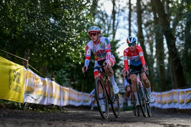 Luxembourgian Marie Schreiber and French Amandine Fouquenet pictured in action during the women s elite race of the Parkcross cyclocross cycling event, race 6 7 in the Exact Cross competition, Wednesday 04 February 2026 in Maldegem. DAVIDxPINTENS  x161036807x