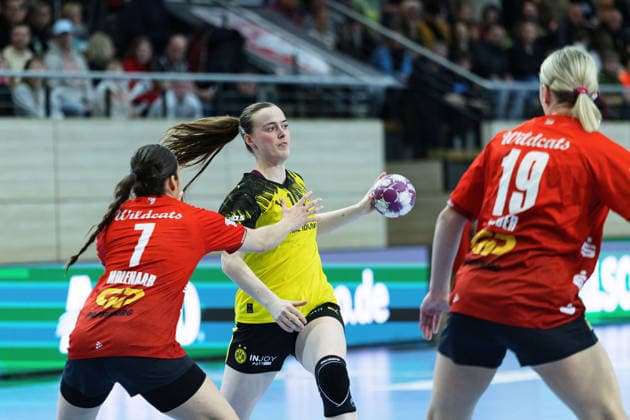 Engelina Alida Corona Molenaar (Halle, 7), Alieke Van Maurik (BVB-Damen, 14), Lea Gruber (Halle, 19), SV Union Halle-Neustadt vs. Borussia Dortmund, Alsco Handball Bundesliga Frauen, Saison 2025 26, 16. Spieltag, 04.02.2026 Halle SWH Arena Sachsen-Anhalt Deutschland