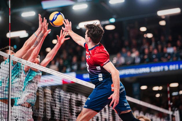 VBL: SVG Lüneburg vs. SWD powervolleys Düren, 04.02.205 Ethan Champlin (SVG Lüneburg, 20) im Duell am Netz; Volleyball Bundesliga: SVG Lüneburg vs. SWD powervolleys Düren am 04.02.2026 in der LKH-Arena, Lüneburg *** VBL SVG Lüneburg vs SWD powervolleys Düren, 04 02 205 Ethan Champlin SVG Lüneburg, 20 in a duel at the net Volleyball Bundesliga SVG Lüneburg vs SWD powervolleys Düren on 04 02 2026 in the LKH Arena, Lüneburg Copyright: xBEAUTIFULxSPORTS Tonhäuserx