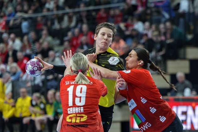 Lea Gruber (Halle, 19), Alina Grijseels (BVB-Damen, 4), Engelina Alida Corona Molenaar (Halle, 7), SV Union Halle-Neustadt vs. Borussia Dortmund, Alsco Handball Bundesliga Frauen, Saison 2025 26, 16. Spieltag, 04.02.2026 Halle SWH Arena Sachsen-Anhalt Deutschland