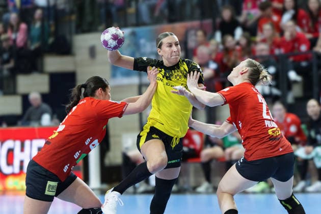 Engelina Alida Corona Molenaar (Halle, 7), Dana Bleckmann (BVB-Damen, 66), Marie Polakova (Halle, 23), SV Union Halle-Neustadt vs. Borussia Dortmund, Alsco Handball Bundesliga Frauen, Saison 2025 26, 16. Spieltag, 04.02.2026 Halle SWH Arena Sachsen-Anhalt Deutschland