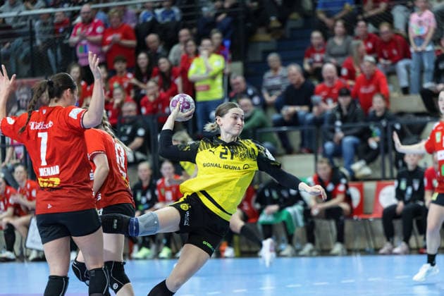 Engelina Alida Corona Molenaar (Halle, 7), Marie Polakova (Halle, 23), Kaja Kamp Nielsen (BVB-Damen, 21), SV Union Halle-Neustadt vs. Borussia Dortmund, Alsco Handball Bundesliga Frauen, Saison 2025 26, 16. Spieltag, 04.02.2026 Halle SWH Arena Sachsen-Anhalt Deutschland