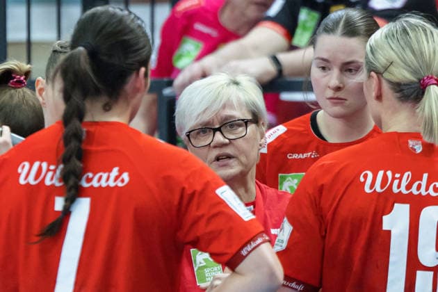 Trainerin Ines Seidler (Halle), Auszeit, SV Union Halle-Neustadt vs. Borussia Dortmund, Alsco Handball Bundesliga Frauen, Saison 2025 26, 16. Spieltag, 04.02.2026 Halle SWH Arena Sachsen-Anhalt Deutschland