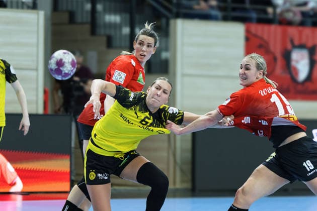 Madeleine Östlund (Halle, 13), Dana Bleckmann (BVB-Damen, 66), Lea Gruber (Halle, 19), SV Union Halle-Neustadt vs. Borussia Dortmund, Alsco Handball Bundesliga Frauen, Saison 2025 26, 16. Spieltag, 04.02.2026 Halle SWH Arena Sachsen-Anhalt Deutschland