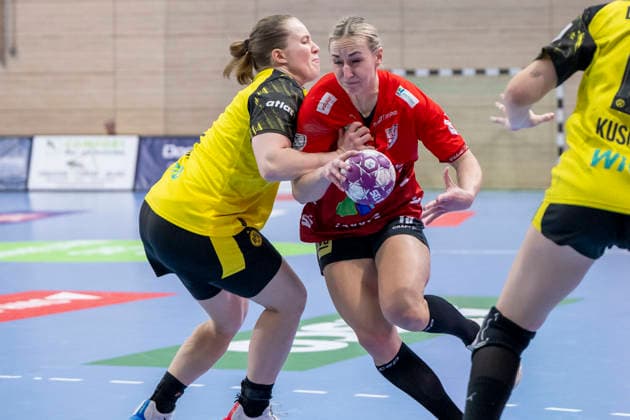 Handball Bundesliga Frauen,HBF, Saison 2025 2026 SV Union Halle-Neustadt vs.Borussia Dortmund Halle, Deutschland 04.Februar 2026: Im Bild:v. li. iund Lea Gruber (Halle)m Zweikampf Lisa Antl (Dortmund) Halle Saale SWH Arena Sachsen-Anhalt Deutschland