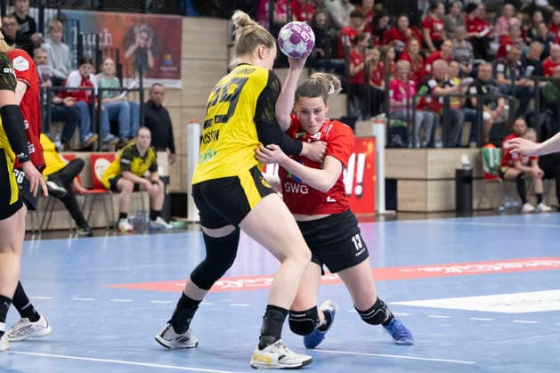 Handball Bundesliga Frauen,HBF, Saison 2025 2026 SV Union Halle-Neustadt vs.Borussia Dortmund Halle, Deutschland 04.Februar 2026: Im Bild:v. li. im Zweikampf Emma Olsson (Dortmund) und Madeleine Östlund Oestlund (Halle) Halle Saale SWH Arena Sachsen-Anhalt Deutschland