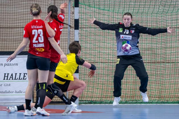 Handball Bundesliga Frauen,HBF, Saison 2025 2026 SV Union Halle-Neustadt vs.Borussia Dortmund Halle, Deutschland 04.Februar 2026: Im Bild:v.li.Marie Polakova (Halle), EngelinaAlida Corona Molenaar (Halle),Alina Grijseels (Dortmund) und Torhueterin Sarah Wachter (Dortmund) Halle Saale SWH Arena Sachsen-Anhalt Deutschland