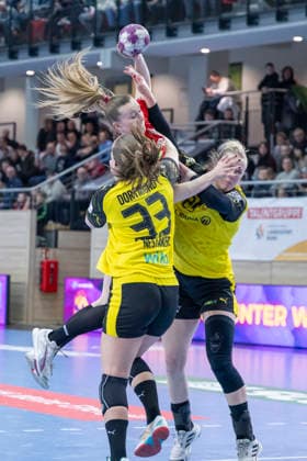 Handball Bundesliga Frauen,HBF, Saison 2025 2026 SV Union Halle-Neustadt vs.Borussia Dortmund Halle, Deutschland 04.Februar 2026: Im Bild:v. li. im Zweikampf Guro Nestaker (Dortmund), Cara Reuthal (Halle) und Emma Olsson (Dortmund) Halle Saale SWH Arena Sachsen-Anhalt Deutschland
