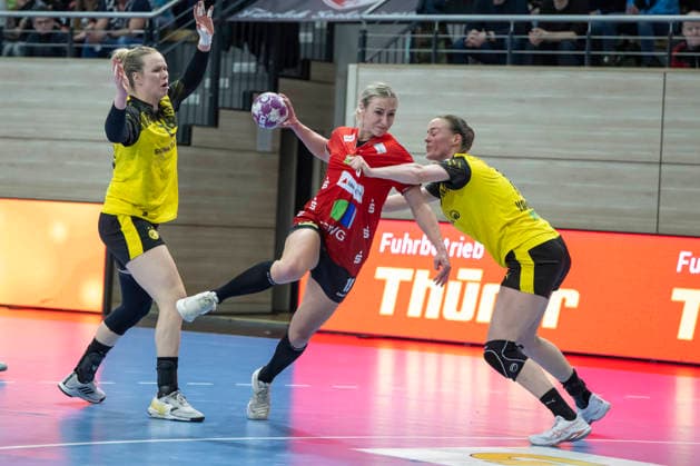 Handball Bundesliga Frauen,HBF, Saison 2025 2026 SV Union Halle-Neustadt vs.Borussia Dortmund Halle, Deutschland 04.Februar 2026: Im Bild:v.li.Emma Olsson (Dortmund), Lea Gruber (Halle) und Alieke van Maurik (Dortmund) Halle Saale SWH Arena Sachsen-Anhalt Deutschland